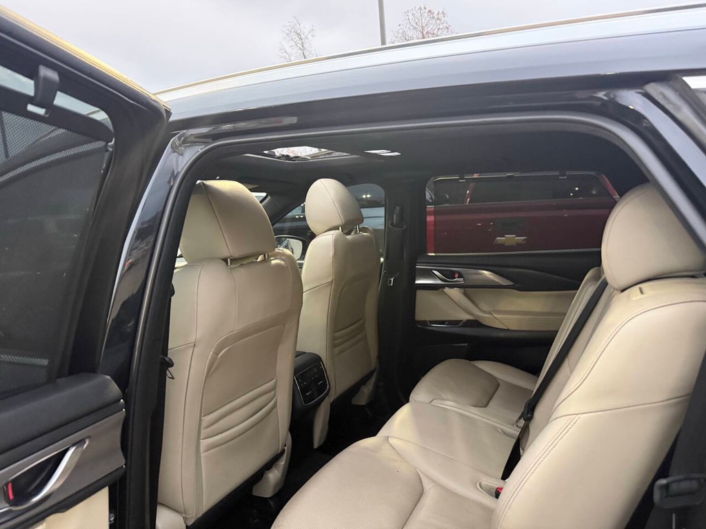 Mazda CX-9 Vehicle Full-screen Gallery Image 12