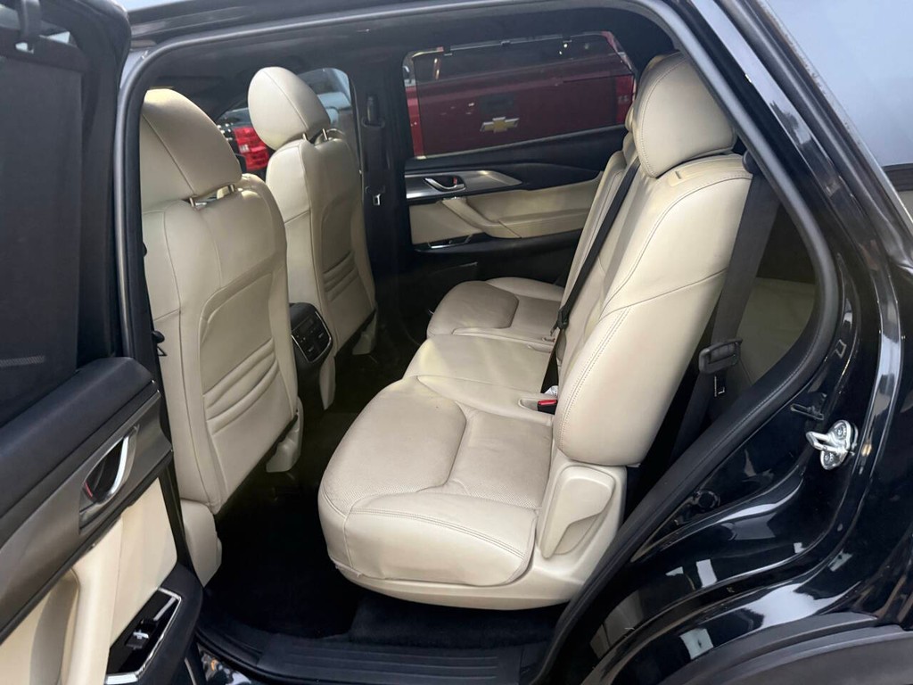 Mazda CX-9 Vehicle Full-screen Gallery Image 13