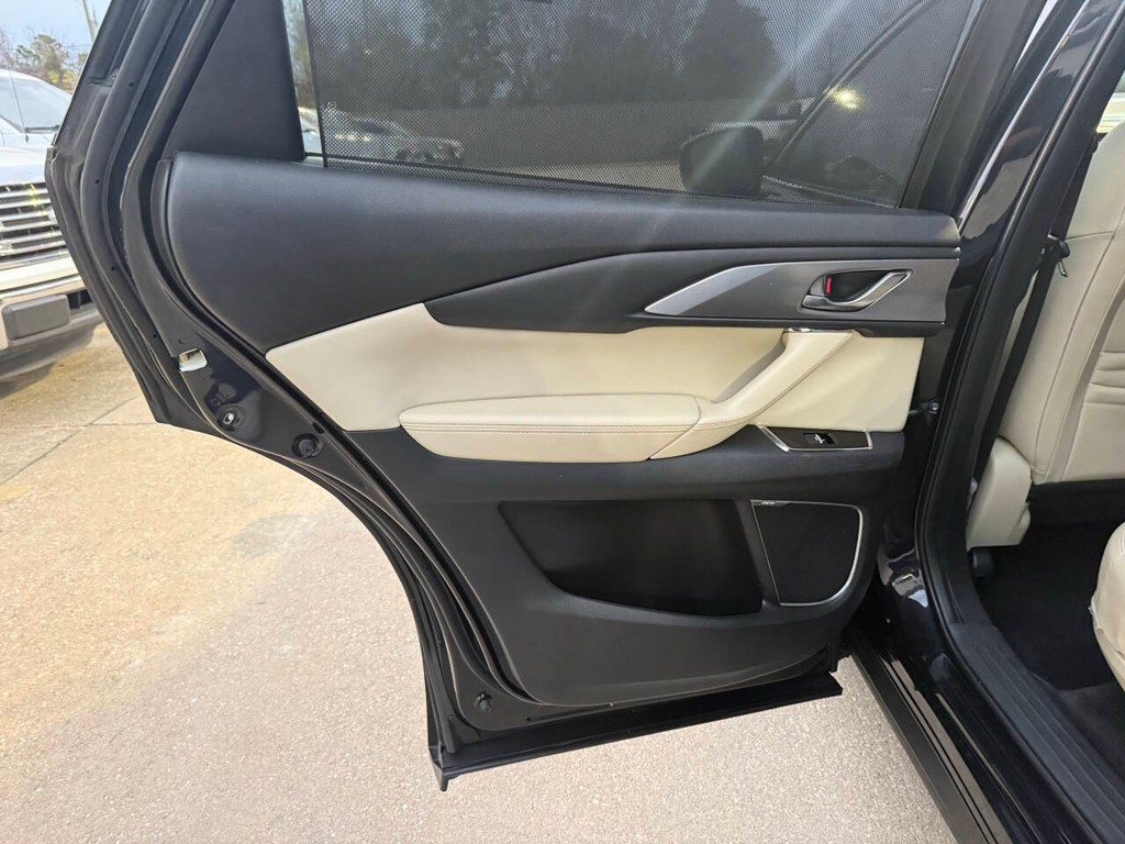 Mazda CX-9 Vehicle Full-screen Gallery Image 15