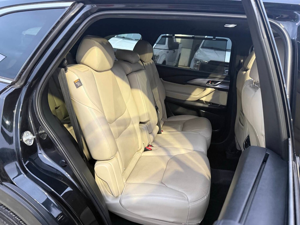 Mazda CX-9 Vehicle Full-screen Gallery Image 16