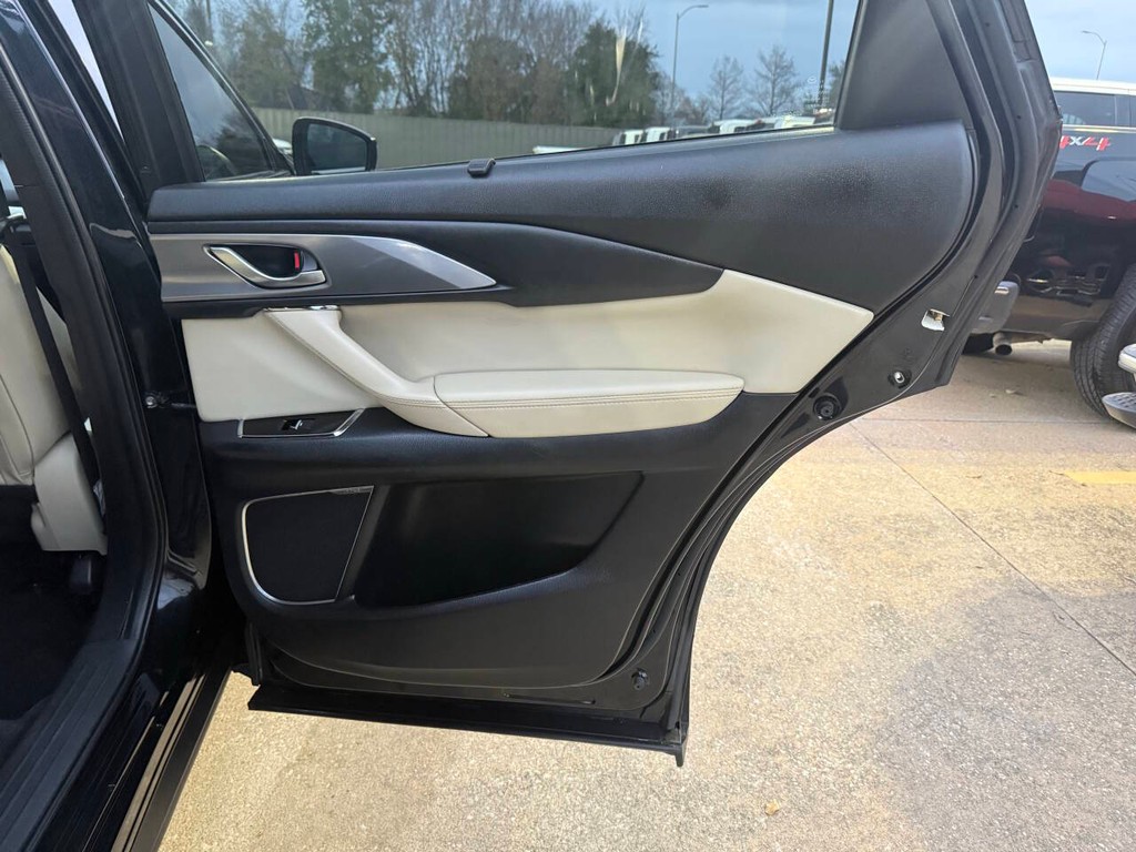 Mazda CX-9 Vehicle Full-screen Gallery Image 18