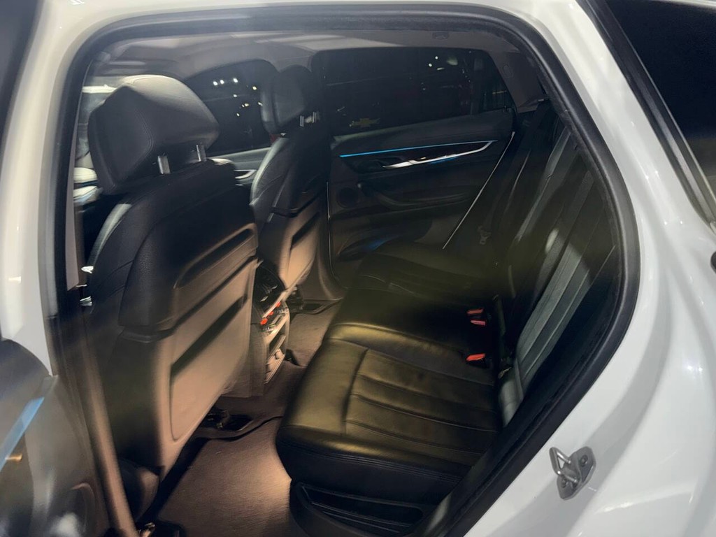 BMW X6 Vehicle Full-screen Gallery Image 12