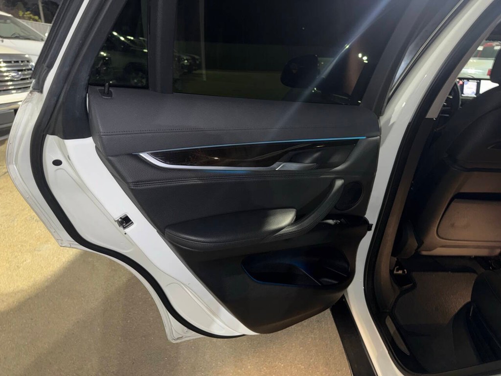 BMW X6 Vehicle Full-screen Gallery Image 13