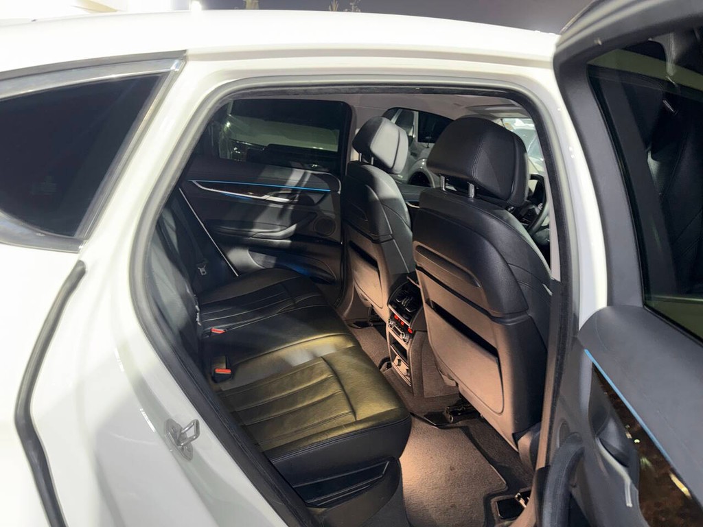 BMW X6 Vehicle Full-screen Gallery Image 14