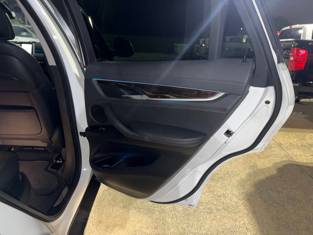 BMW X6 Vehicle Full-screen Gallery Image 15