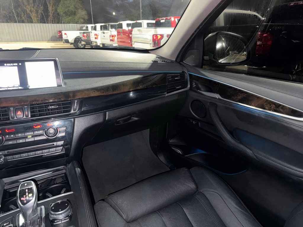 BMW X6 Vehicle Full-screen Gallery Image 19