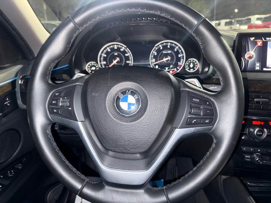 BMW X6 Vehicle Full-screen Gallery Image 22