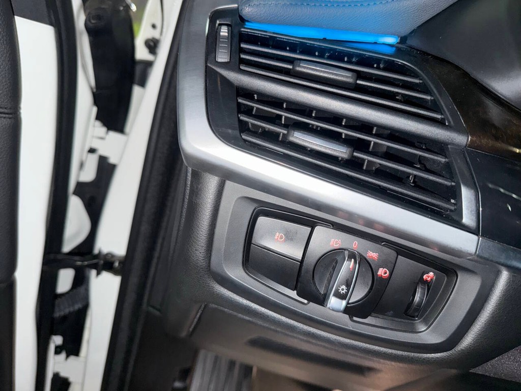 BMW X6 Vehicle Full-screen Gallery Image 29