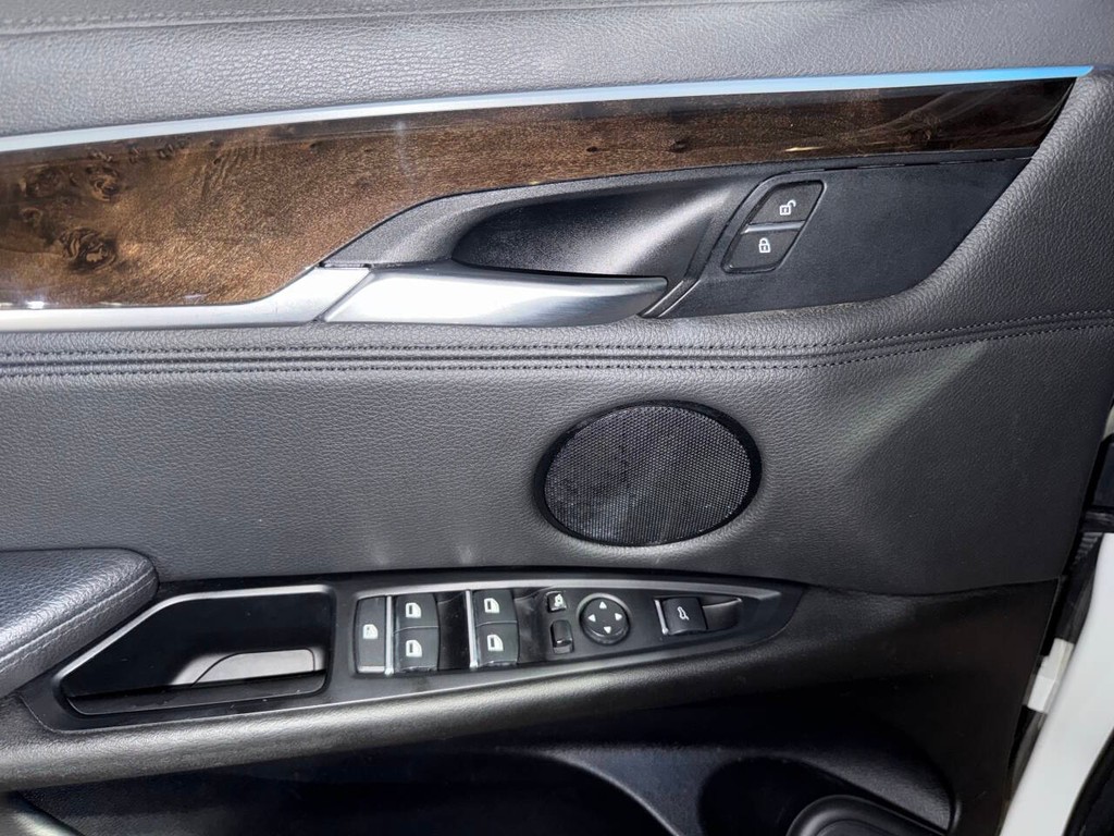 BMW X6 Vehicle Full-screen Gallery Image 30