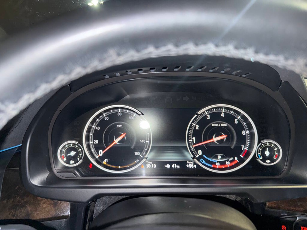 BMW X6 Vehicle Full-screen Gallery Image 31