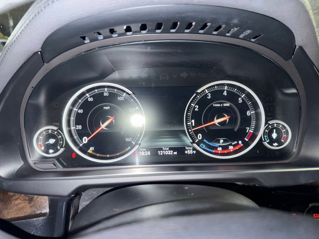 BMW X6 Vehicle Full-screen Gallery Image 32