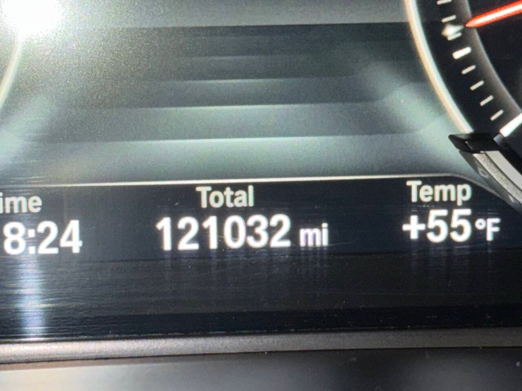 BMW X6 Vehicle Full-screen Gallery Image 33