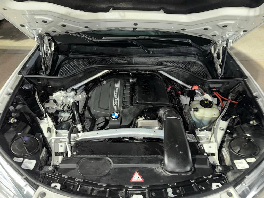 BMW X6 Vehicle Full-screen Gallery Image 35