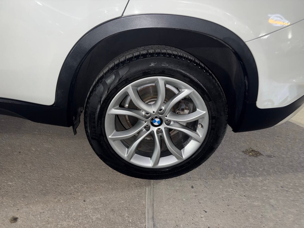 BMW X6 Vehicle Full-screen Gallery Image 36