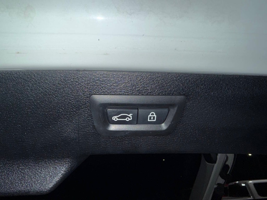 BMW X6 Vehicle Full-screen Gallery Image 38