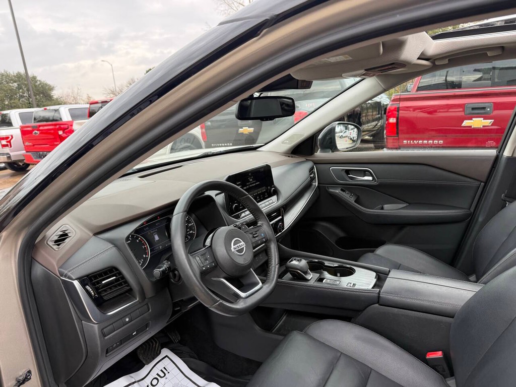 Nissan Rogue Vehicle Full-screen Gallery Image 06