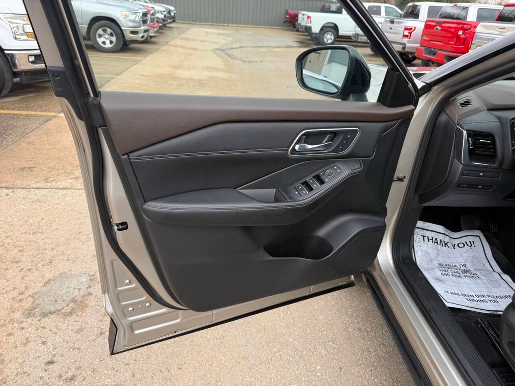 Nissan Rogue Vehicle Full-screen Gallery Image 08