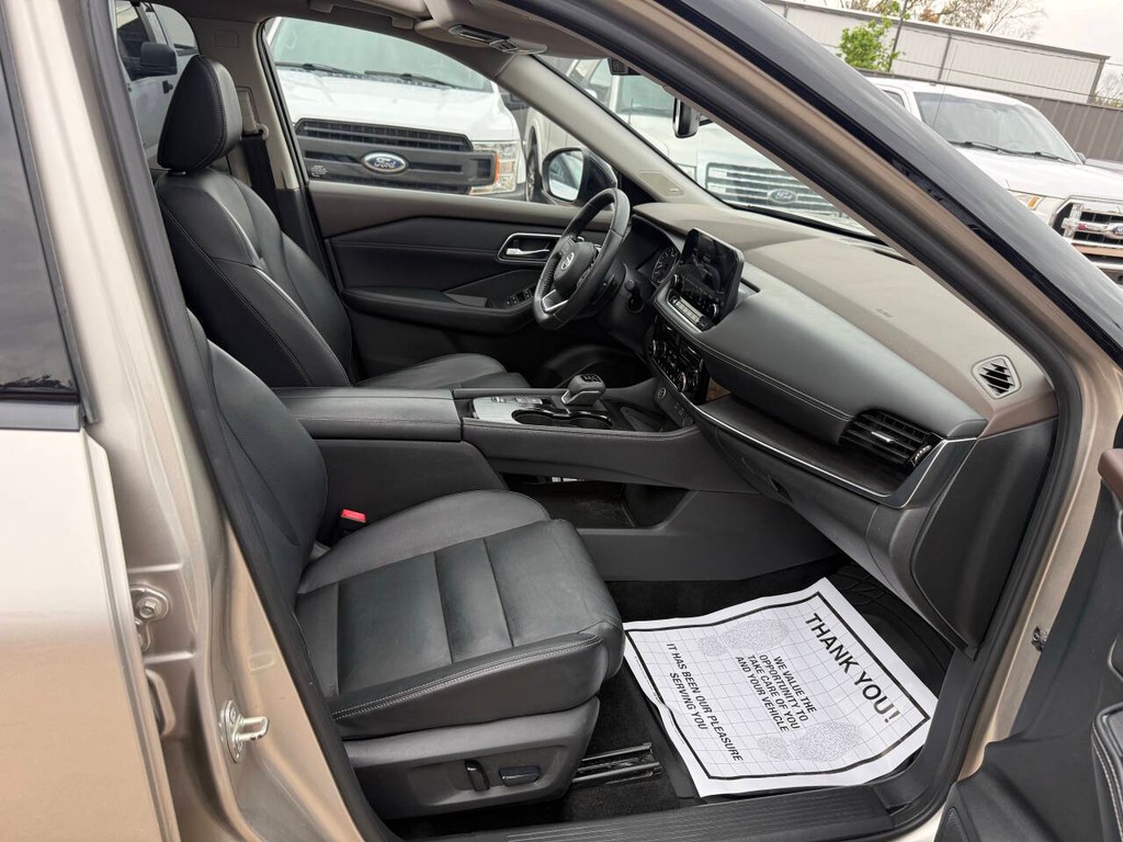 Nissan Rogue Vehicle Full-screen Gallery Image 10