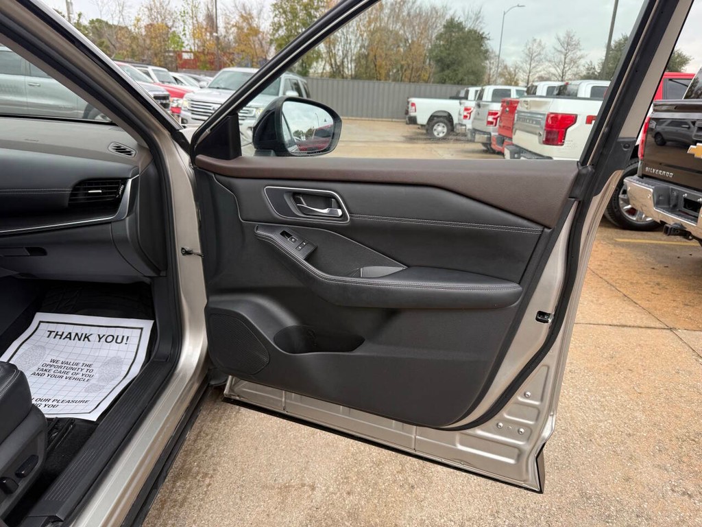 Nissan Rogue Vehicle Full-screen Gallery Image 11