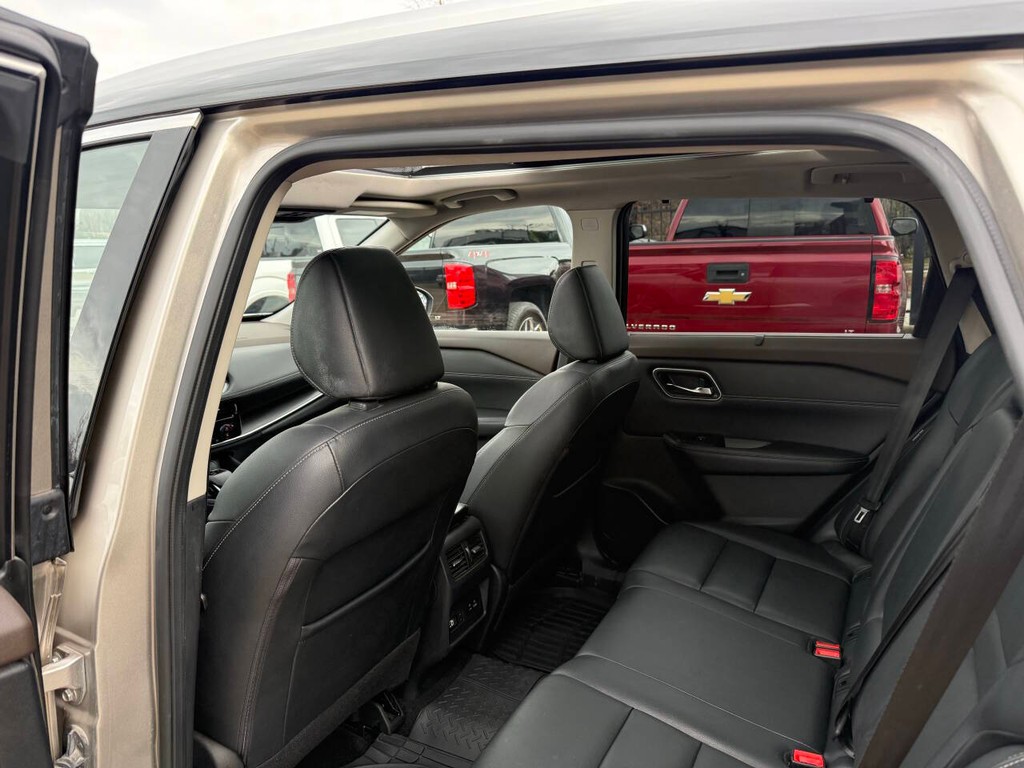 Nissan Rogue Vehicle Full-screen Gallery Image 12