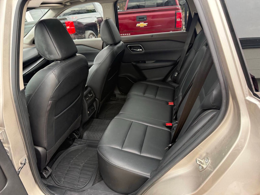 Nissan Rogue Vehicle Full-screen Gallery Image 13