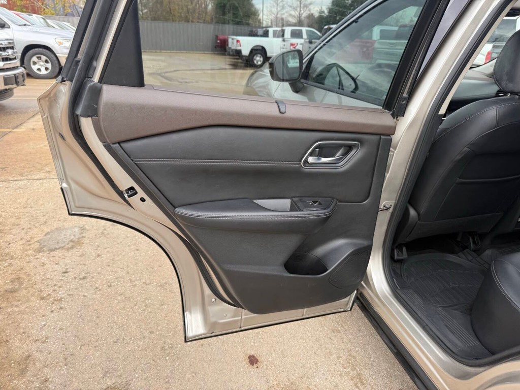 Nissan Rogue Vehicle Full-screen Gallery Image 14