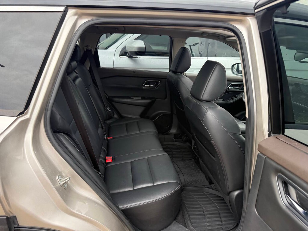 Nissan Rogue Vehicle Full-screen Gallery Image 15