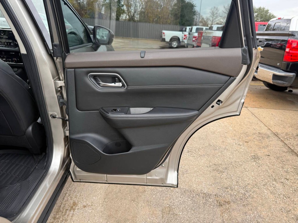 Nissan Rogue Vehicle Full-screen Gallery Image 16