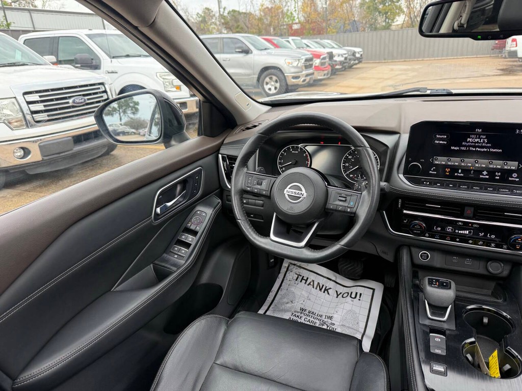 Nissan Rogue Vehicle Full-screen Gallery Image 19