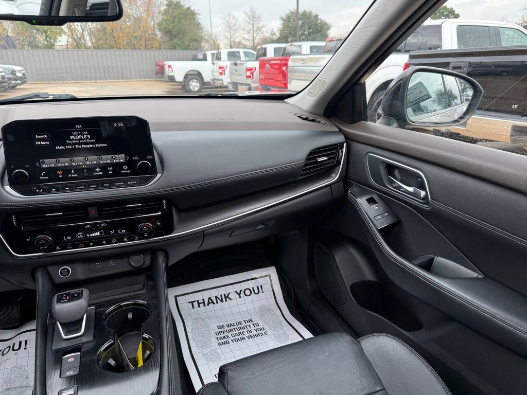 Nissan Rogue Vehicle Full-screen Gallery Image 20