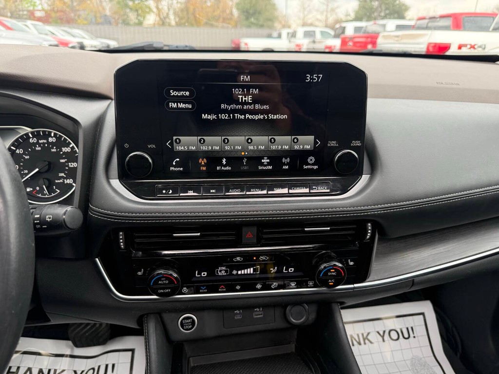 Nissan Rogue Vehicle Full-screen Gallery Image 24