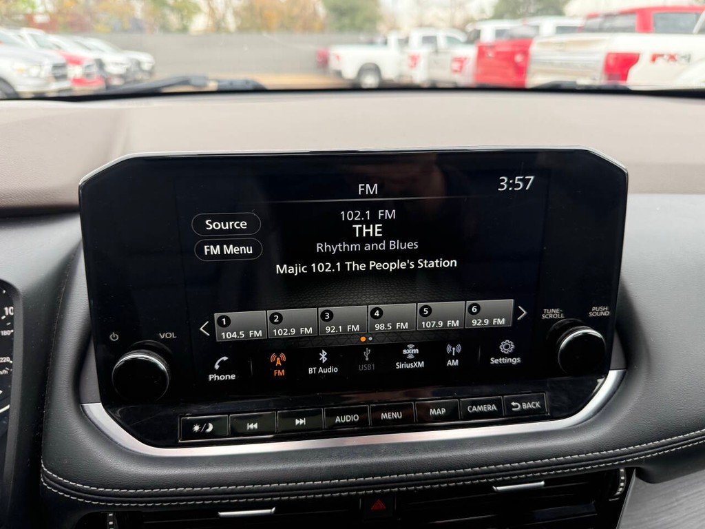 Nissan Rogue Vehicle Full-screen Gallery Image 25