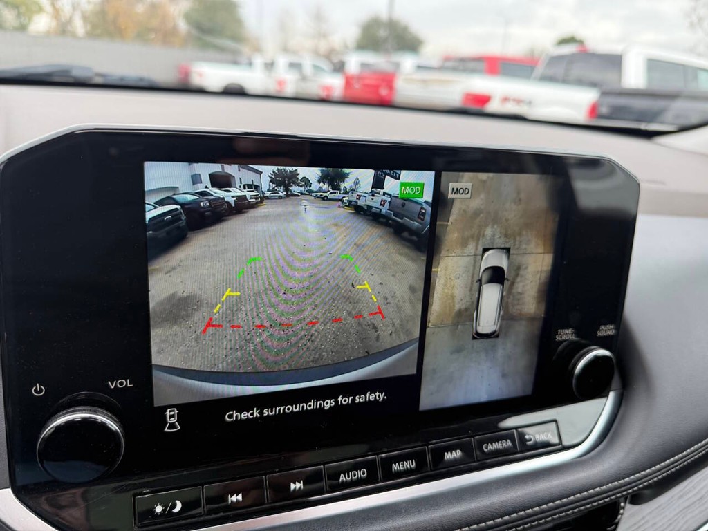 Nissan Rogue Vehicle Full-screen Gallery Image 27