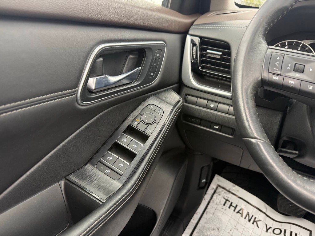 Nissan Rogue Vehicle Full-screen Gallery Image 31