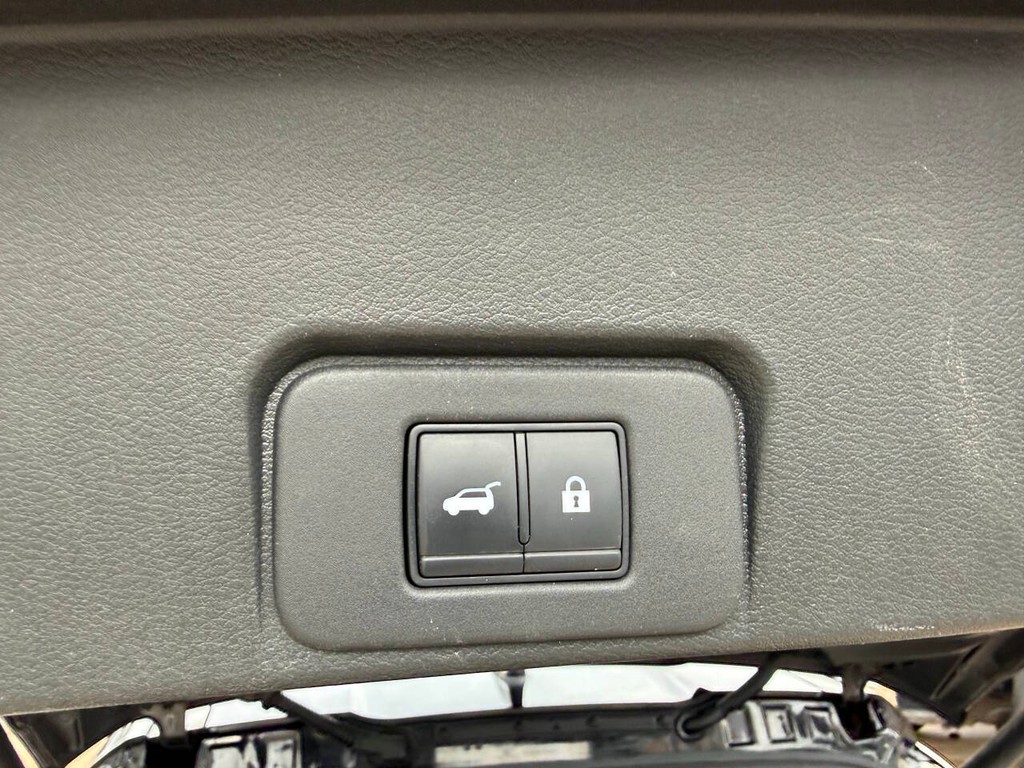 Nissan Rogue Vehicle Full-screen Gallery Image 41