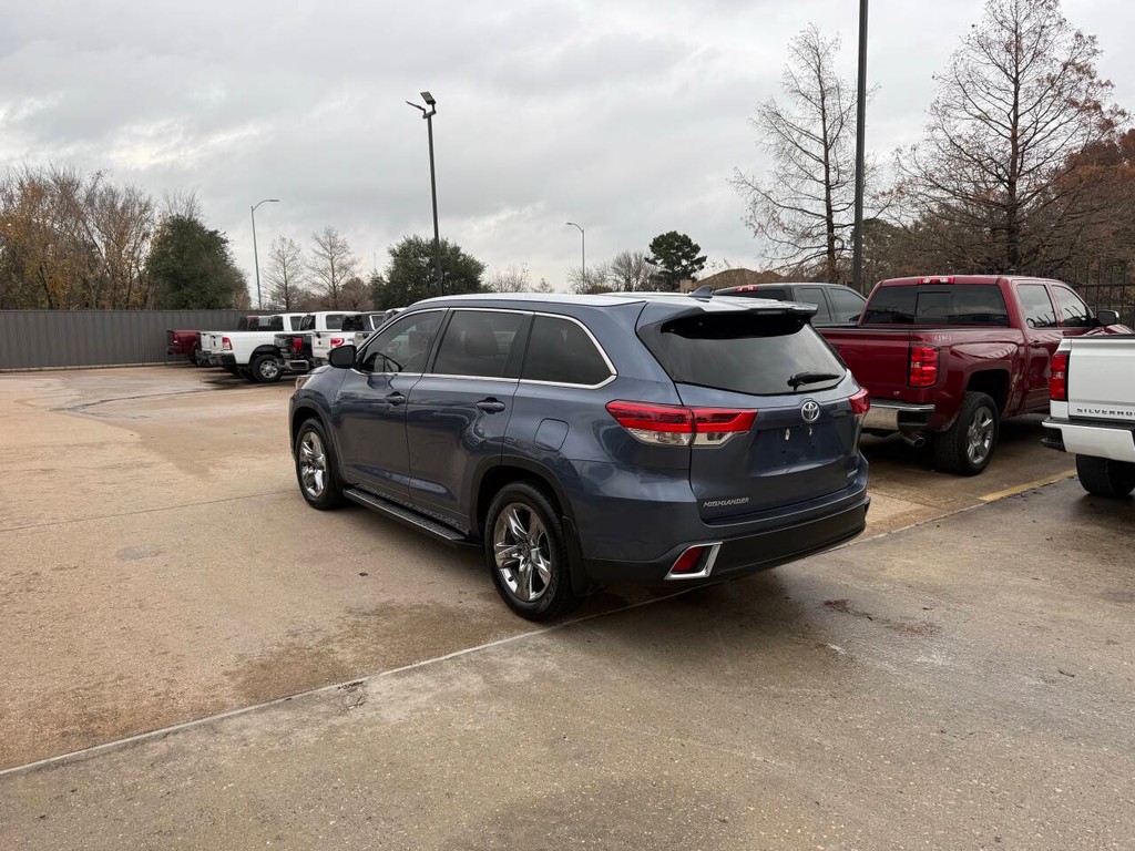 Toyota Highlander Vehicle Full-screen Gallery Image 04