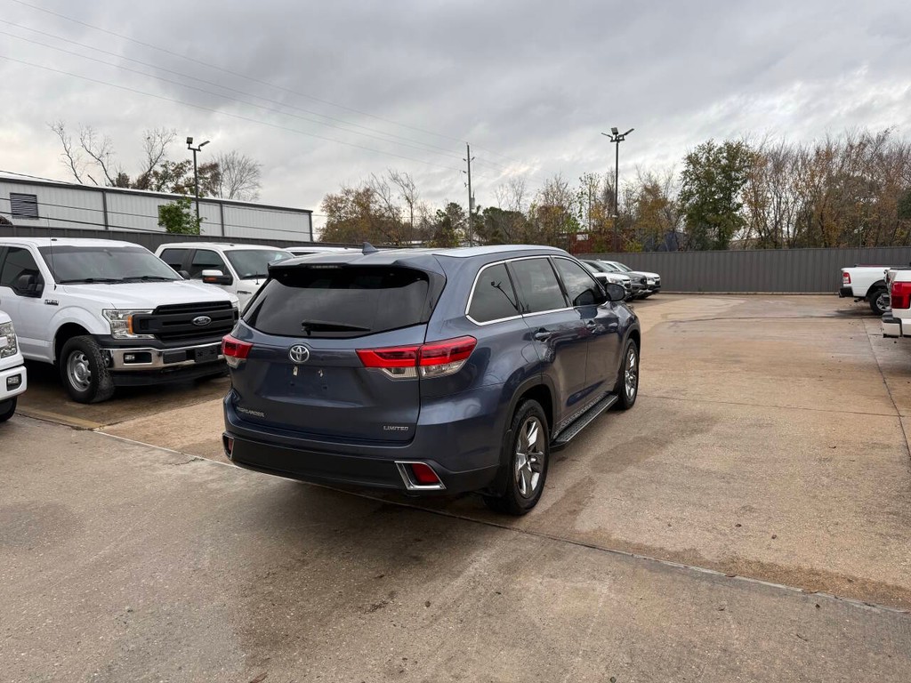 Toyota Highlander Vehicle Full-screen Gallery Image 05
