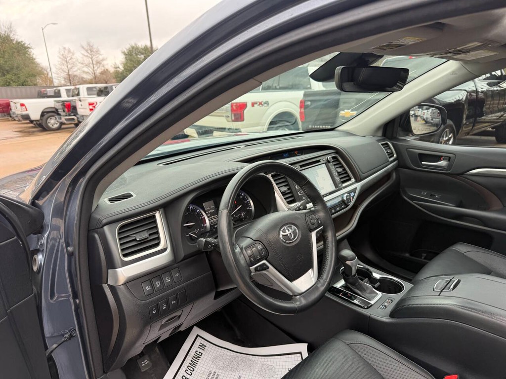 Toyota Highlander Vehicle Full-screen Gallery Image 06