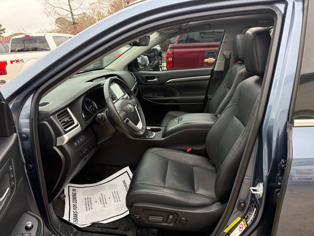 Toyota Highlander Vehicle Full-screen Gallery Image 07