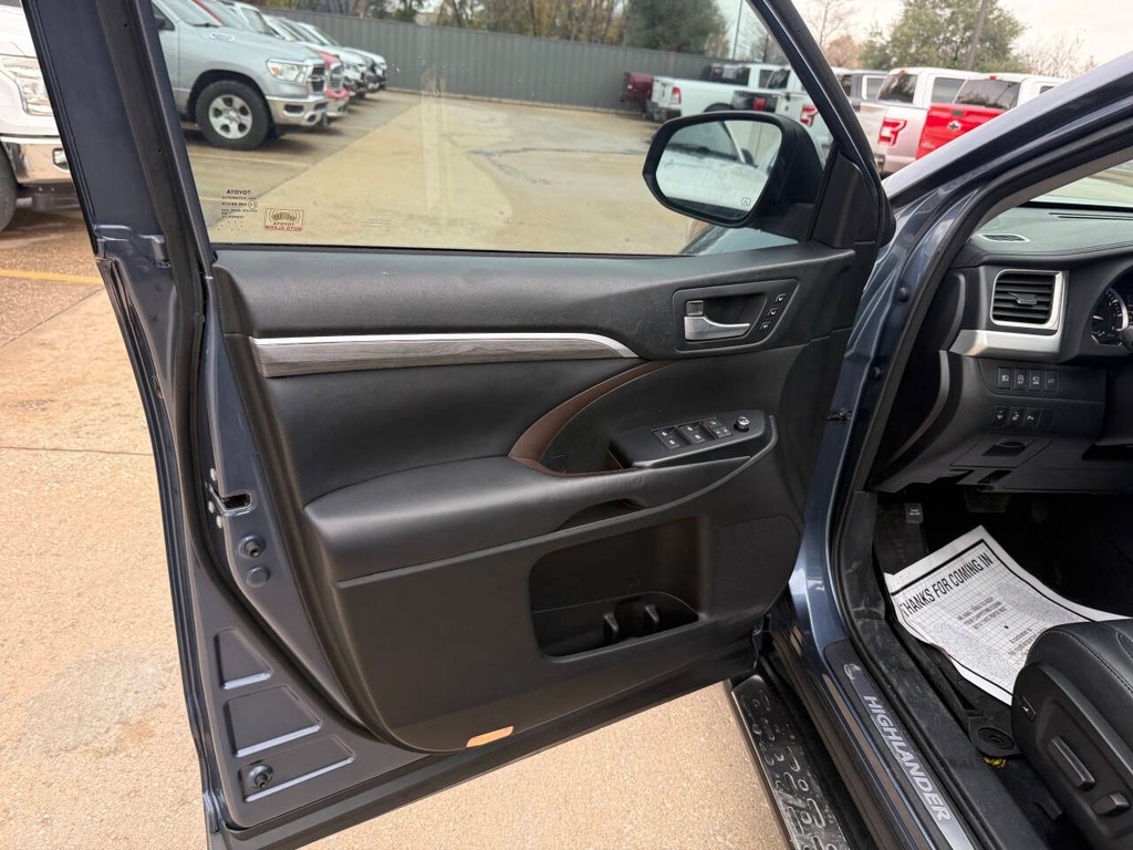 Toyota Highlander Vehicle Full-screen Gallery Image 08