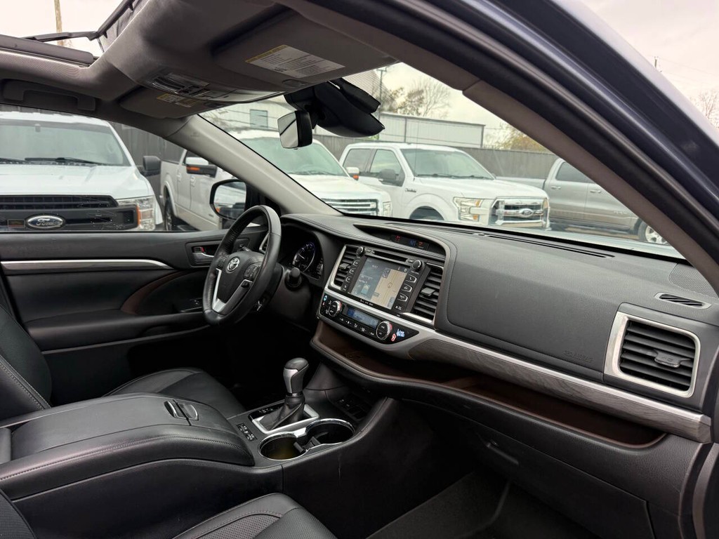 Toyota Highlander Vehicle Full-screen Gallery Image 09