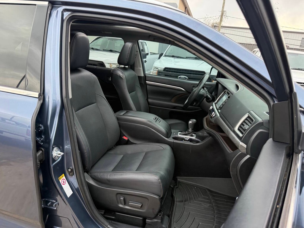 Toyota Highlander Vehicle Full-screen Gallery Image 10