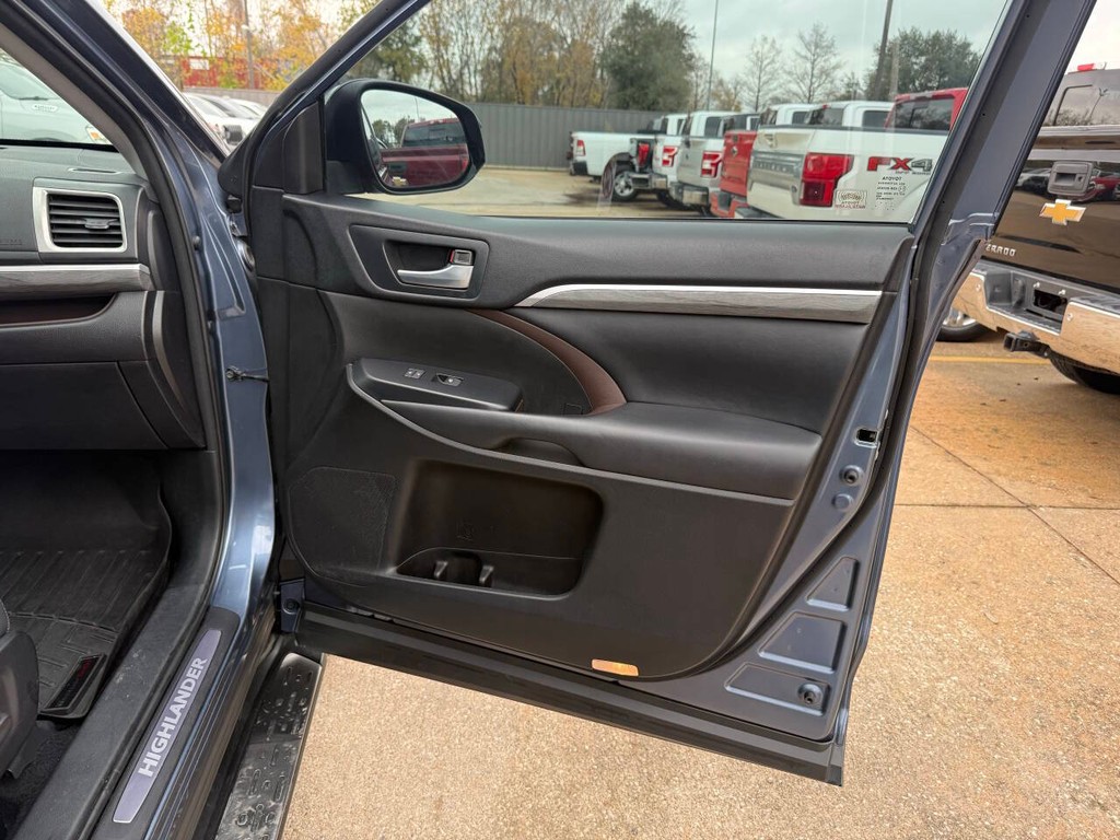 Toyota Highlander Vehicle Full-screen Gallery Image 11