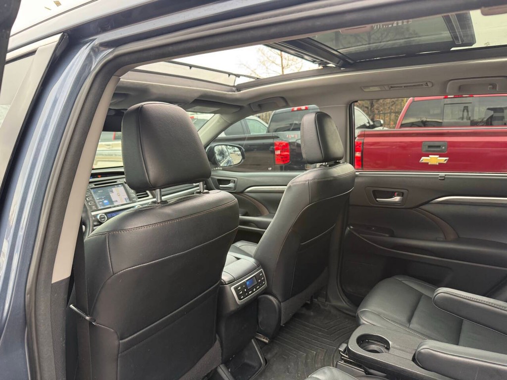 Toyota Highlander Vehicle Full-screen Gallery Image 12