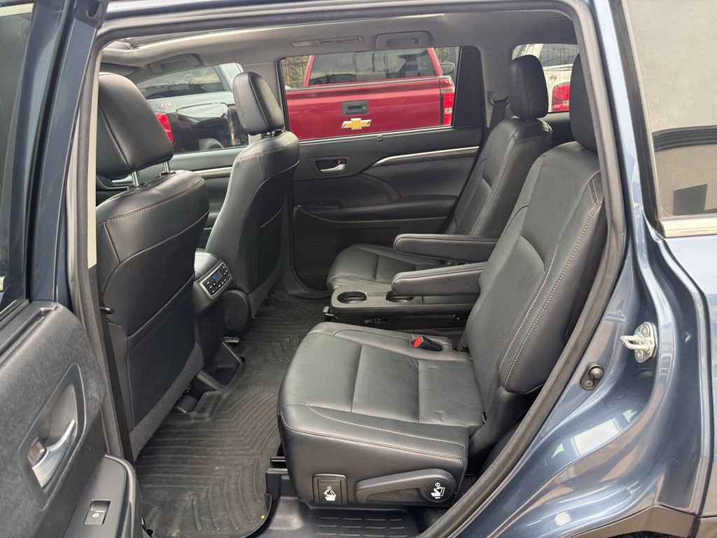 Toyota Highlander Vehicle Full-screen Gallery Image 13