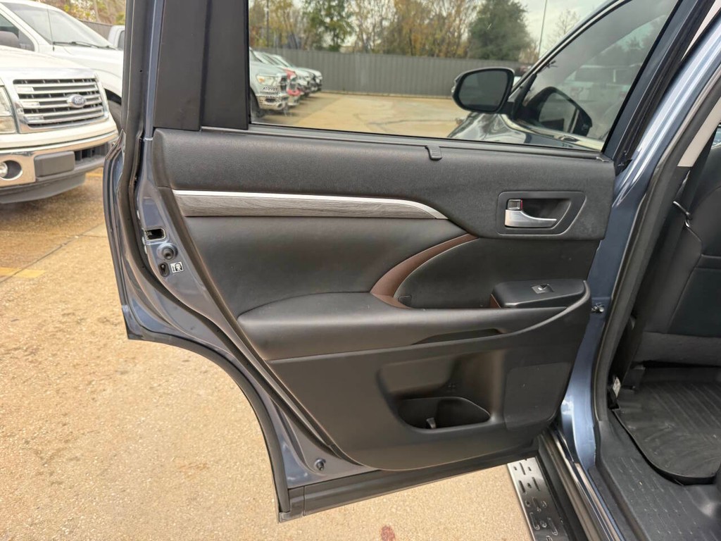 Toyota Highlander Vehicle Full-screen Gallery Image 15