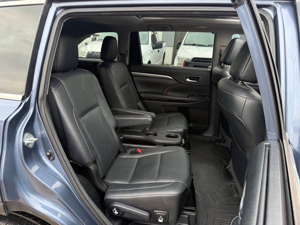 Toyota Highlander Vehicle Full-screen Gallery Image 16