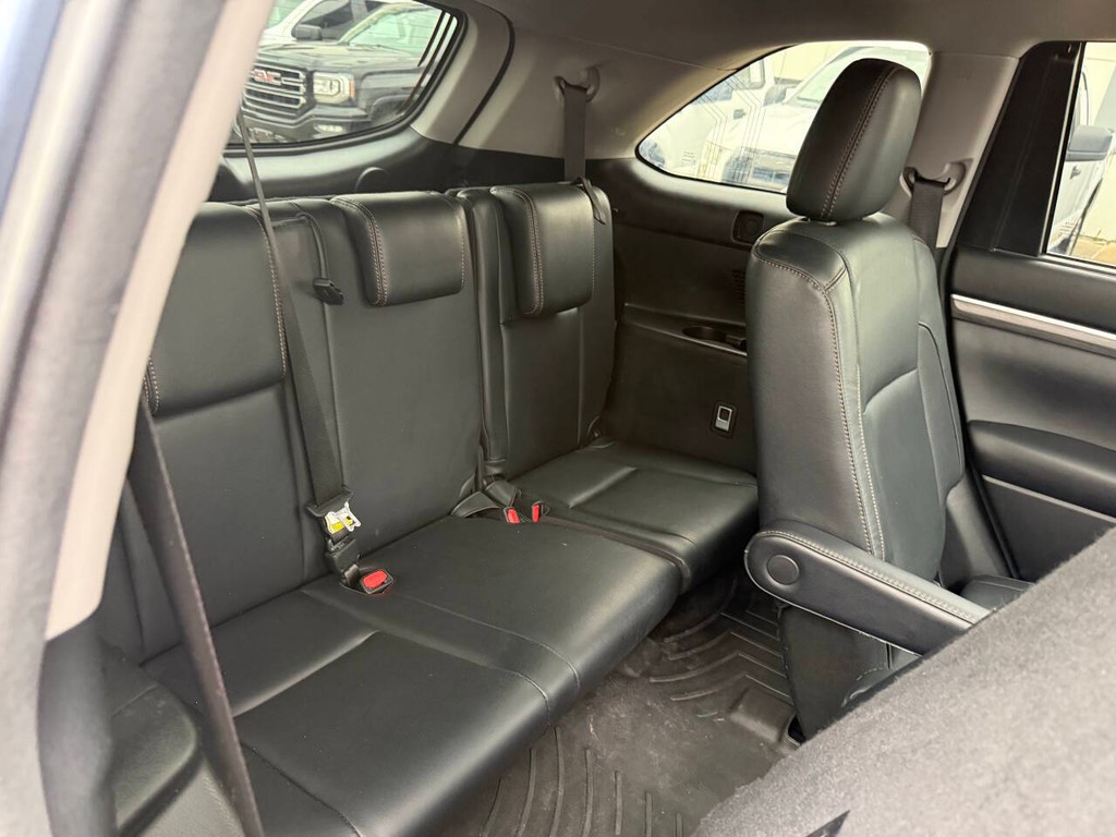 Toyota Highlander Vehicle Full-screen Gallery Image 17