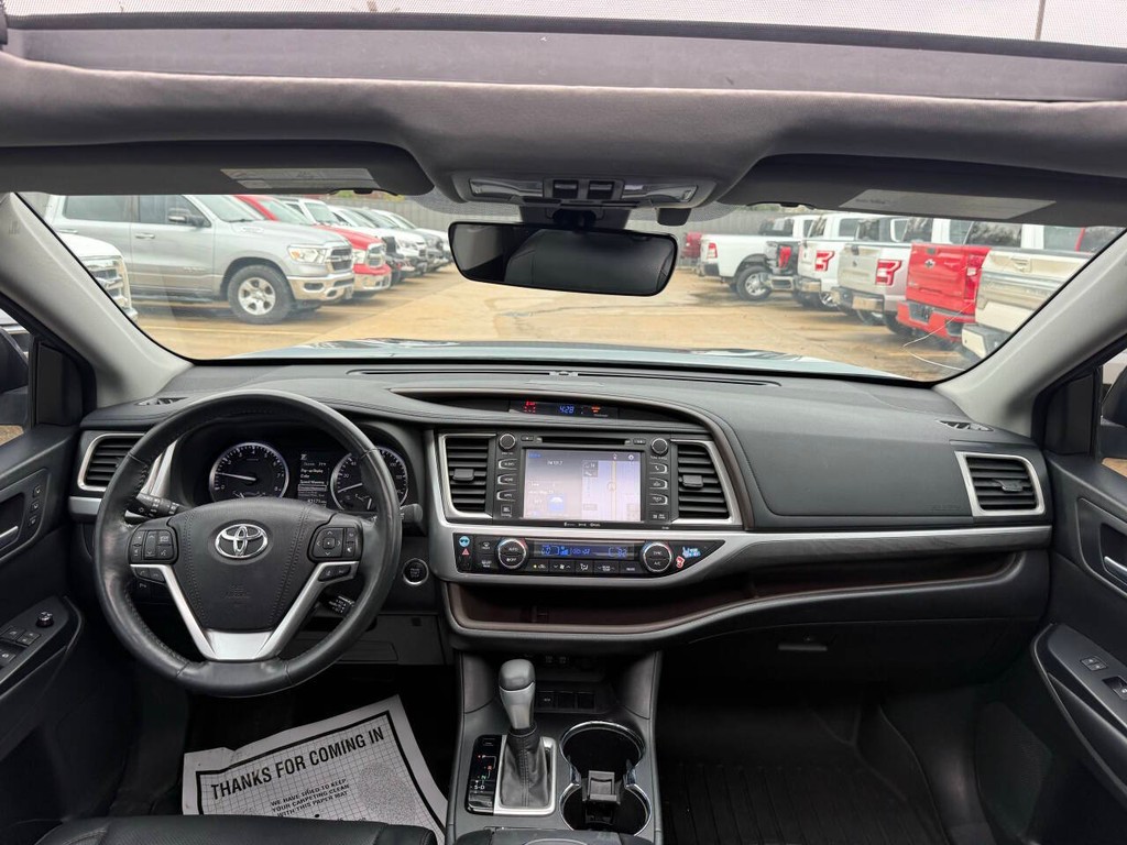 Toyota Highlander Vehicle Full-screen Gallery Image 19