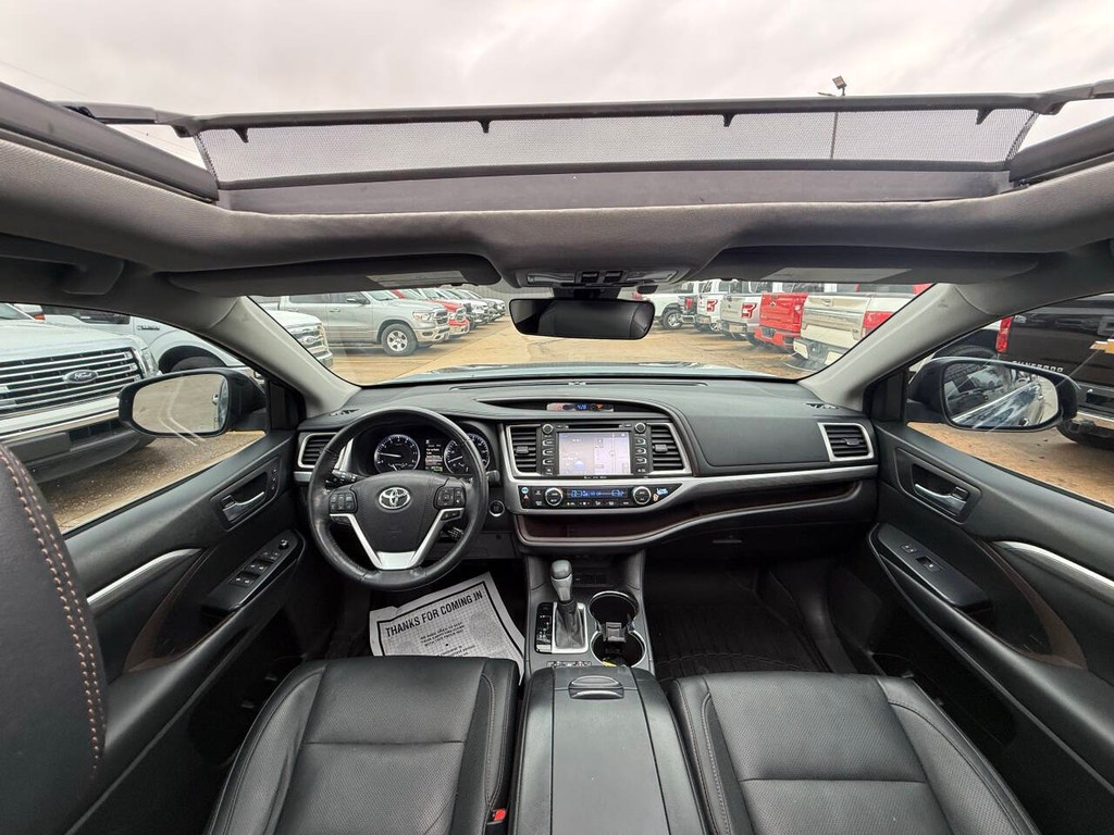 Toyota Highlander Vehicle Full-screen Gallery Image 20
